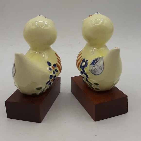 Vintage Studio 85 Pair of Adorable Ceramic Ducks Hand Painted on Wooden Base - Picture 3 of 8